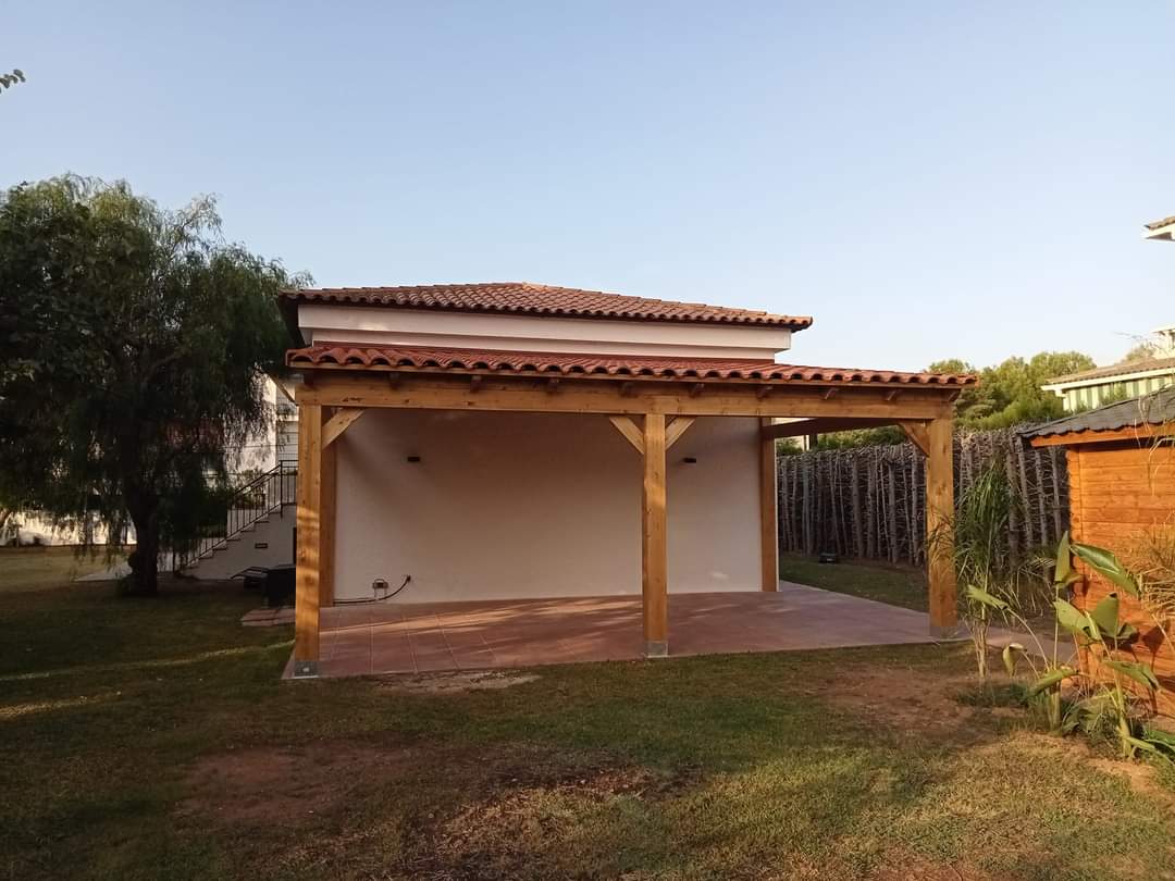 Reinforced wooden pergola on a restaurant terrace with diners underneath.